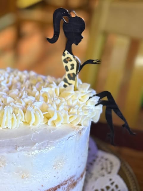 Torta con silueta y rosetones de crema